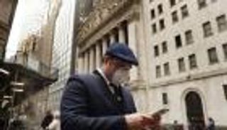 وول ستريت تصعد متحدية المخاوف الثلاثة