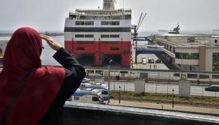 باخرة نقل مسافرين تبحر من الجزائر نحو مرسيليا 