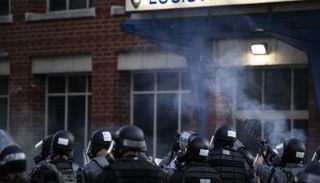 عناصر مكافحة الشغب في مدينة لويفل