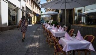 مقاهي باريس خالية من الرواد رغم عودة الحياة