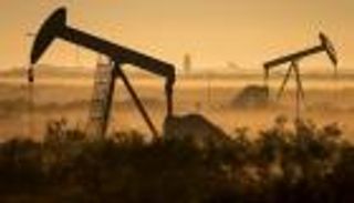 النفط يقفز بآمال تمديد التخفيضات