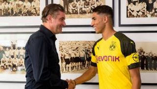 أشرف حكيمي لاعب بروسيا دورتموند الألماني