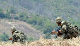 عنصران من الجيش الجزائري في عملية تمشيط - أرشيفية