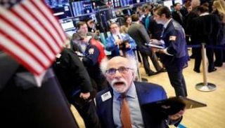 متعاملون أثناء التداول في البورصة الأمريكية - أرشيفية