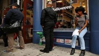 أمريكيون ينتظرون إجراء مقابلة للحصول على وظيفة بائع تجزئة - أ.ف.ب 