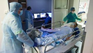 الطاقم الطبي في فرنسا يواصل جهوده لاحتواء انتشار كورونا