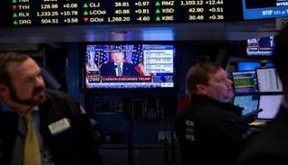 متعاملون أثناء التداول في البورصة الأمريكية