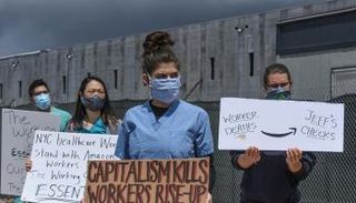 محتجون أمام مخزن تابع لشركة أمازون في نيويورك