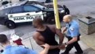 مبلغ مالي ضخم يمنح المتهمين بقتل فلويد "حرية مؤقتة"