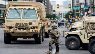 عناصر من القوات الأمريكية تنتشر لاحتواء الاحتجاجات