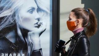 فتاة ترتدي كمامة من القماش للوقاية من كورونا