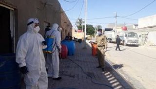 عمال الخدمات الصحية يواصلون عمليات التعقيم - أرشيفية