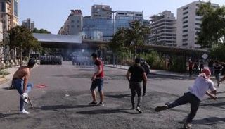 اشتباكات بين الأمن والمتظاهرين وسط بيروت