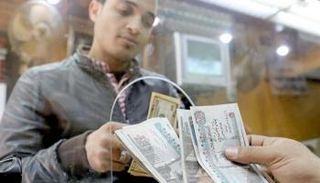 متعامل داخل شركة صرافة مصرية- أرشيف