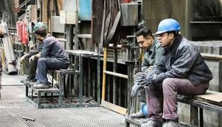 العمال الإيرانيين يواجهون أزمات معيشية