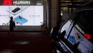متجر هواوي في بكين - رويترز