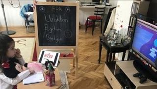 طالبة تشاهد معلمتها بواسطة التلفزيون