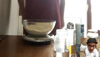 المعلم ألبنزيو أثناء أحد دروس الخبز مع طالبه عن بعد 