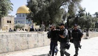 جنود الاحتلال خلال عملية توقيف فلسطيني - أرشيفية