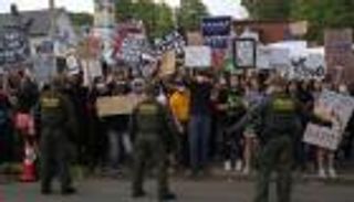 "حياة السود مهمة".. صرخة بيضاء تقلب الموازين في أمريكا