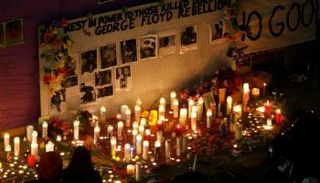 أمريكيون يضيئون الشموع تكريما لجورج فلويد ضحية العنصرية