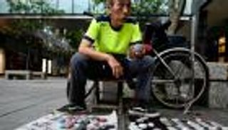 بائع الحصى في تايوان.. أعمال فنية على الحجارة