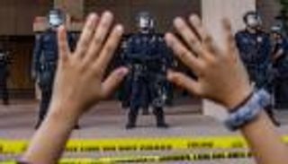 10 مواقف تفسر أزمة الأمريكيين السود مع الشرطة