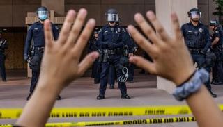 متظاهرة تشارك في احتجاج سلمي على وفاة فلويد بكاليفورنيا