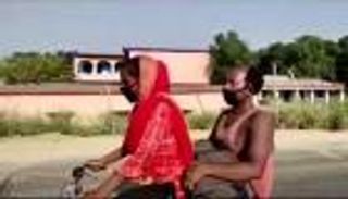 ملحمة الدراجة.. هندية تقود 1200 كم لإعادة والدها الجريح للمنزل