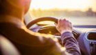 حلول للحماية من أشعة الشمس في السيارة.. عليك بالستائر