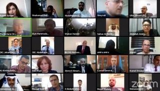 مشاركون في مناقشة طرق تدقيق الأخبار