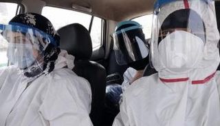 تقى محمد مع اثنتين من فريقها النسائي