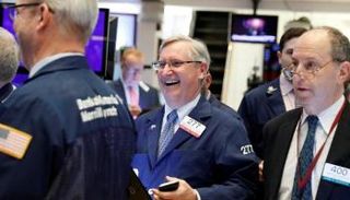 متعاملون أثناء التداول في بورصة نيويورك