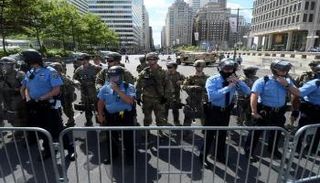 عناصر الحرس الوطني خلال انتشارهم في مينيابوليس