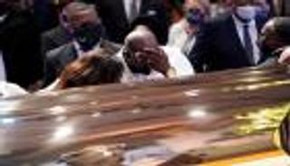 فلويد يرقد إلى جوار والدته بعد وداع "حزين وغاضب"