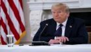 ترامب يشكك في فيديو لشرطي يسقط عجوزا بالأرض 