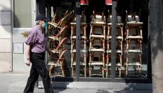 فرنسي يسير أمام مطعم مغلق خلال فترة إجراءات العزل - أرشيف