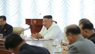 زعيم كوريا الشمالية كيم جونج أون خلال اجتماع الحزب الحاكم 