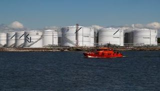 حاويات نفط بميناء كلايبيدا في ليتوانيا - رويترز