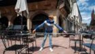 فرنسا تأمل في العودة للحياة الطبيعية الشهر المقبل