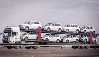 الحرس الثوري الإيراني يقتحم سوق السيارات