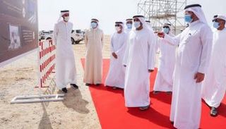 الشيخ أحمد بن سعيد آل مكتوم يشهد رفع "المُستقبِل الشمسي" 