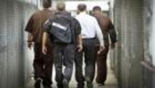 احتجاج في "عوفر" الإسرائيلي والأسرى يعيدون وجبات الطعام 