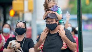 أمريكيون يرتدون أقنعة وجه في نيويورك