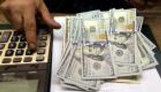 نقص الدولار يرفع سعره ويعيد السوق السوداء في مصر.. الاحتياطي الحل