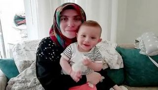 صورة متداولة للطفل مع أمه قبل القبض عليهما بأيام