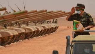 قائد القوات البرية الجزائرية يشرف على مناورات 