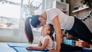 أم وطفلتها تتدربان داخل المنزل في زمن كورونا