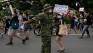 فلبينيون مكممون يتظاهرون دفاعا عن الحرية في يوم الاستقلال