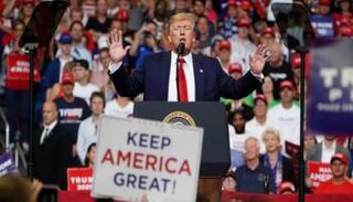 الرئيس الأمريكي دونالد ترامب خلال تجمع انتخابي سابق 